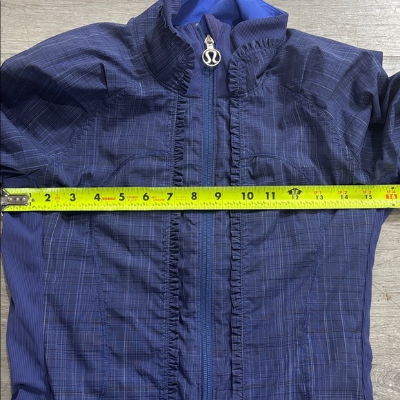 Lululemon “Ahead of the Curve” Ruffle Plaid Jacket Sz 4 Metal Logo Zippers - Picture 4 of 9